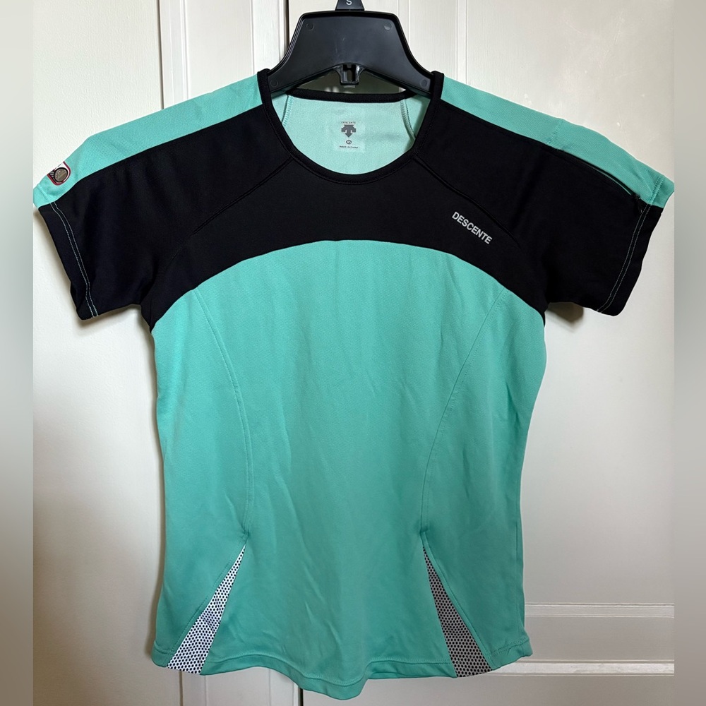 Descente Women's Teal and Black Short Sleeve Top XS